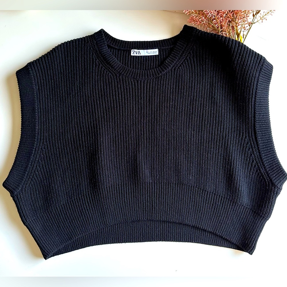 Zara Black Cropped Sweater Vest. Size Large